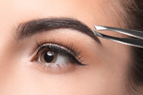 Bookable as an add-on: Eyebrow plucking (within one treatment)