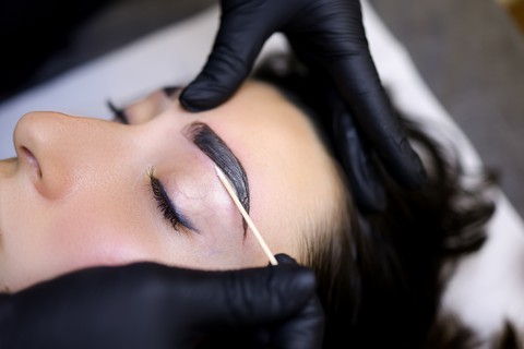 Bookable as an add-on: Eyebrow tinting (within one treatment)